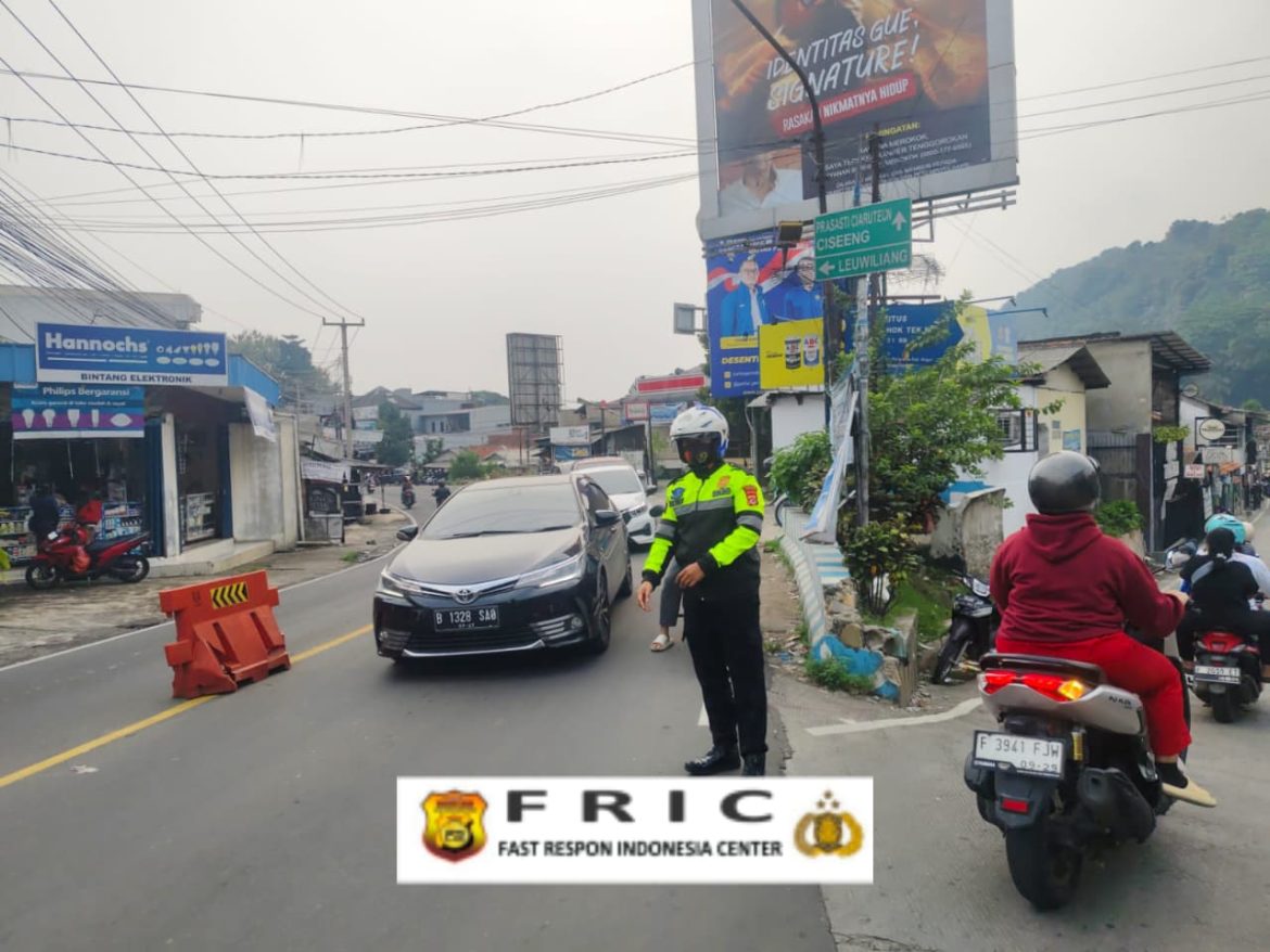 Anggota Polsek Ciampea Polres Bogor Laksanakan Pengaturan Lalu Lintas Sore Hari   