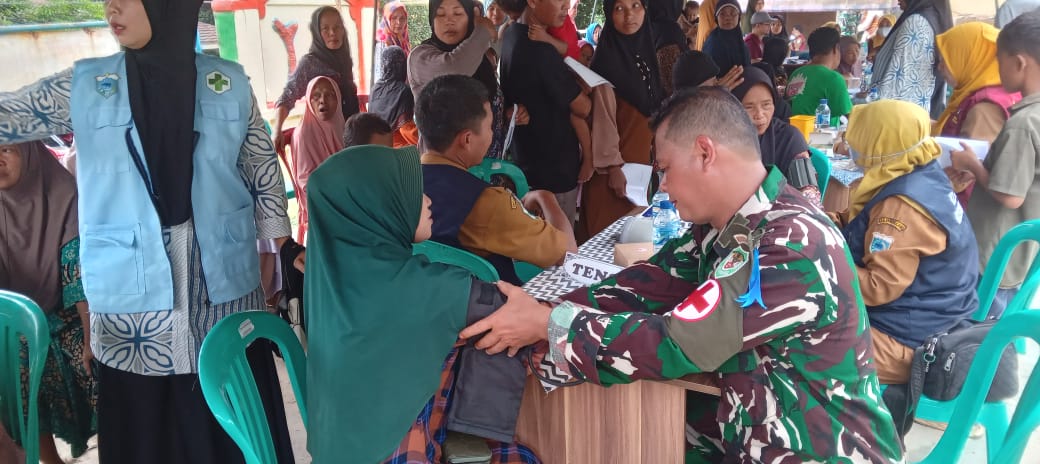 Tim Kesehatan Satgas TMMD Ke-126 Gelar Pengobatan Massal di Desa Cikentrung, Cadasari – Pandeglang   