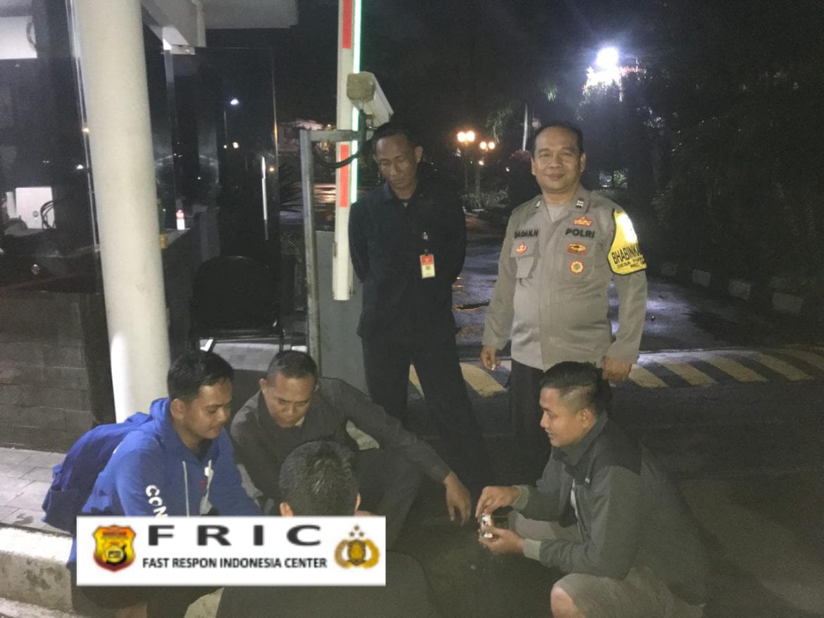 Bhabinkamtibmas Polsek Cisarua Polres Bogor Kontrol Poskamling dan Sampaikan Pesan Kamtibmas   