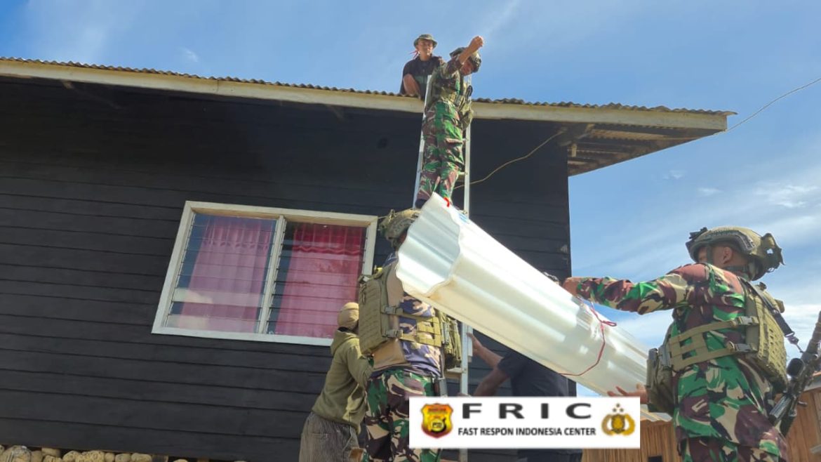 Satgas Yonif 700/WYC Gotong Royong Perbaiki Atap Gereja di Pegunungan Papua   