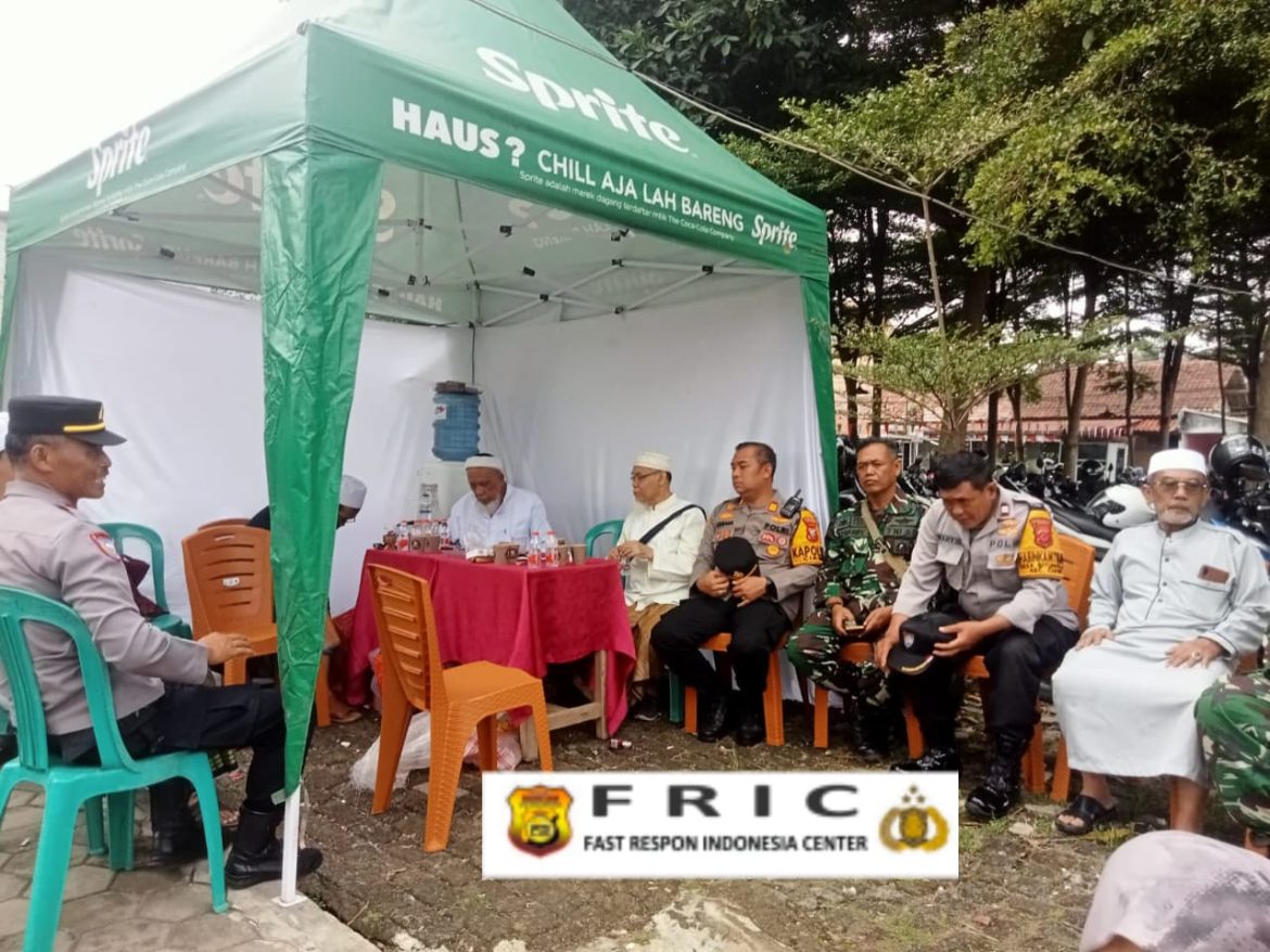 Kapolsek Ciawi Silaturahmi dengan Tokoh Agama saat Amankan Peringatan Maulid Nabi di Masjid Amaliyah Ciawi   