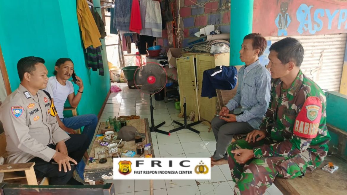 Sinergitas TNI-Polri, Bhabinkamtibmas dan Babinsa Desa Sukamanah Laksanakan Anjangsana Sambang Warga Jaga Kondusifitas Kamtibmas   