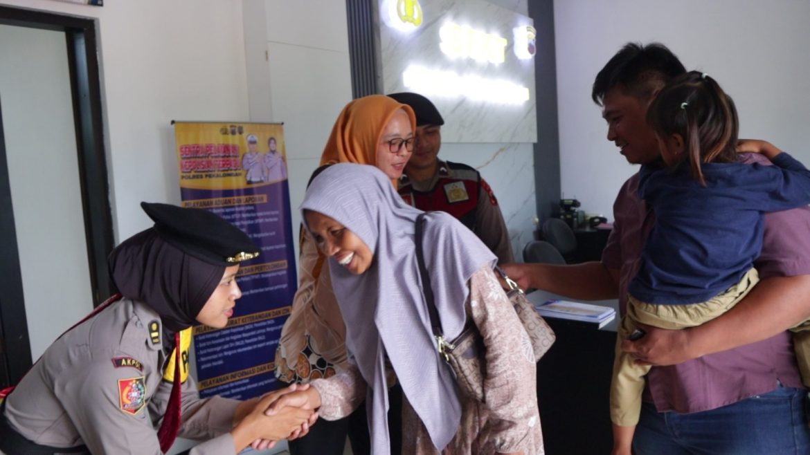 Polisi Temukan Ibu Asal Pati Kebingungan di Pasar Kajen, Langsung Bantu Hubungi Keluarga