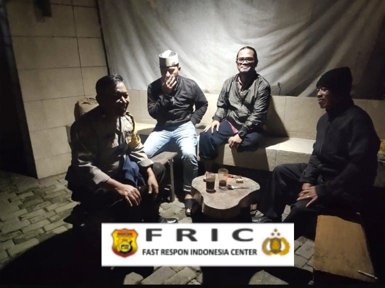 Bhabinkamtibmas Polsek Cisarua Polres Bogor Kontrol Pos Kamling dan Sampaikan Pesan Kamtibmas kepada Warga   
