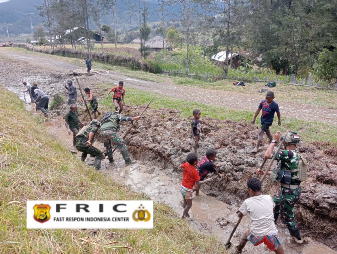 Satgas Yonif 700/WYC dan Warga Nipuralome Bergandeng Tangan Membersihkan Harapan di Tanah Puncak   