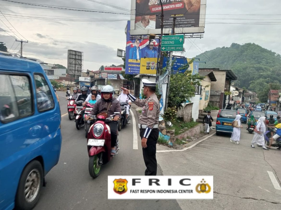 Anggota Polsek Ciampea Polres Bogor laksanakan kegiatan pengaturan lalu lintas   