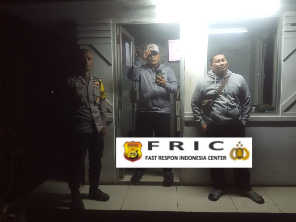 Bhabinkamtibmas Polsek Cisarua Polres Bogor cek pos keamanan lingkungan dan sampaikan pesan kamtibmas kepada warga   