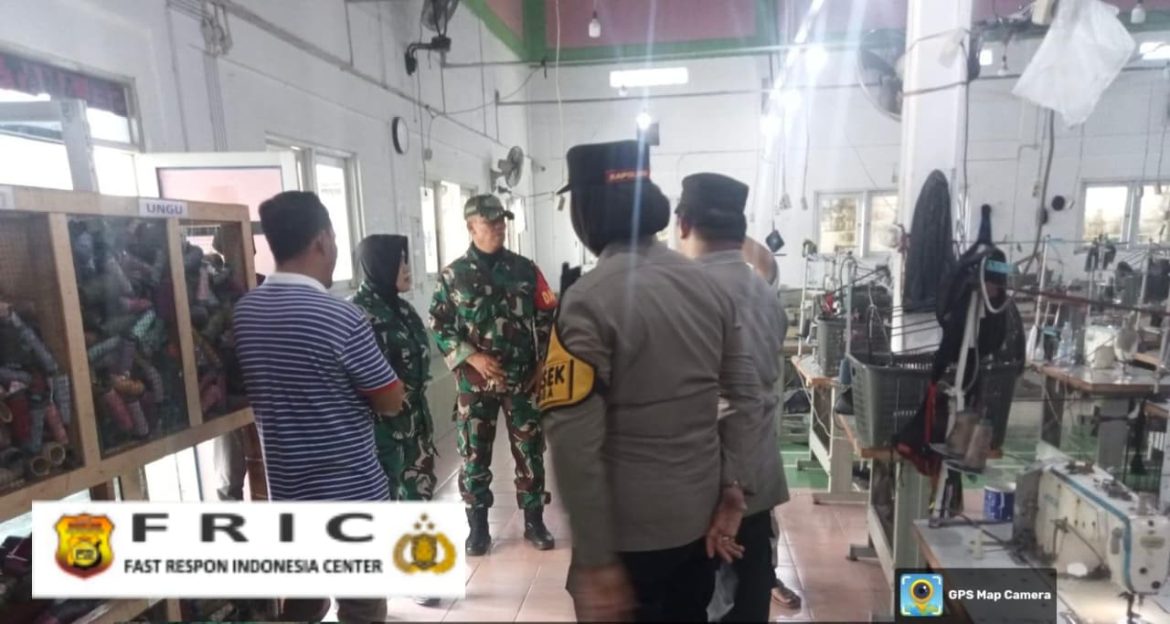 Kapolsek Dramaga Didampingi Danramil 0621-13 Laksanakan Door To Door Program Jumat Curhat, Dengarkan Aduan Keluh Kesah Warga Masyarakat Kecamatan Dramaga