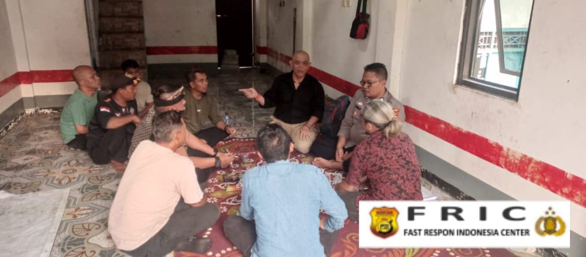 Bhabinkamtibmas Polsek Leuwiliang Sambangi Warga, Wujudkan Harkamtibmas yang Kondusif di Wilayah   