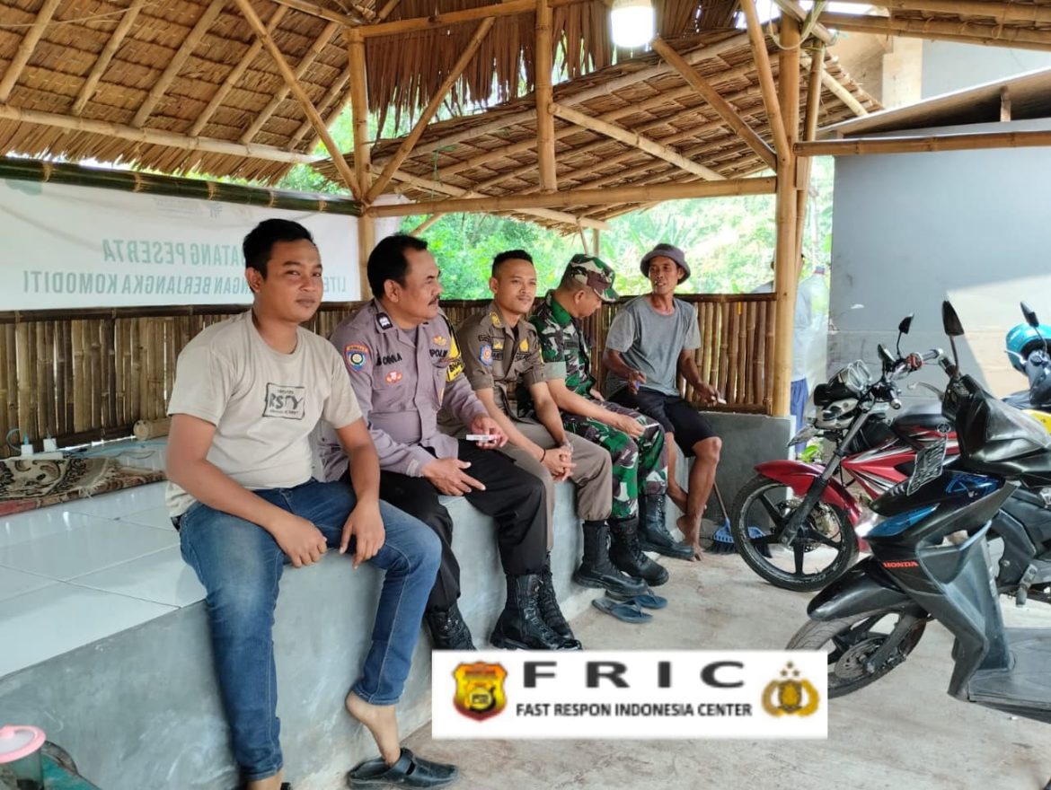 Sinergitas TNI dan Polri, Bhabinkamtibmas Polsek Parungpanjang Sambang Tokoh Pemuda di Desa Cikuda