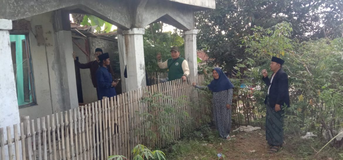 Kepala Desa Cijenuk Tinjau Lokasi Ambruknya Masjid Jabarnur, Ajak Warga Gotong Royong Bangun Kembali
