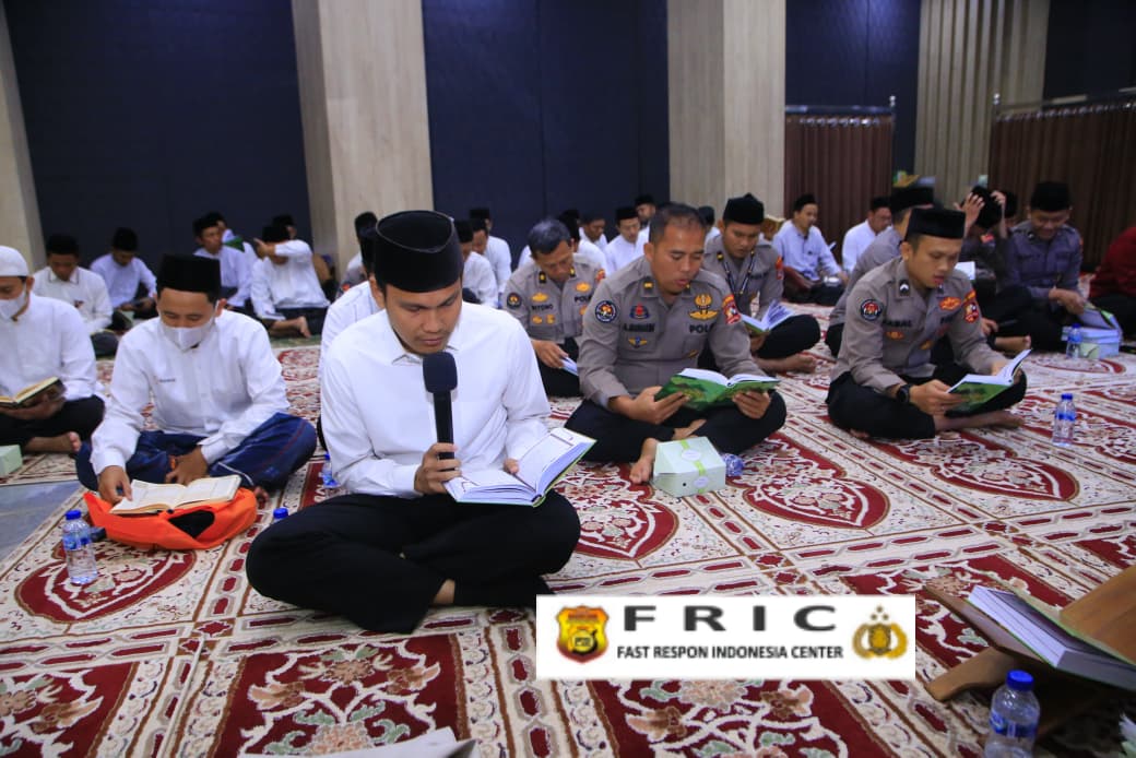 Wujud Peduli Sesama, Humas Polri Berikan Tali Asih Kepada 100 Anak Yatim pada Khatanan HUT Ke-74   