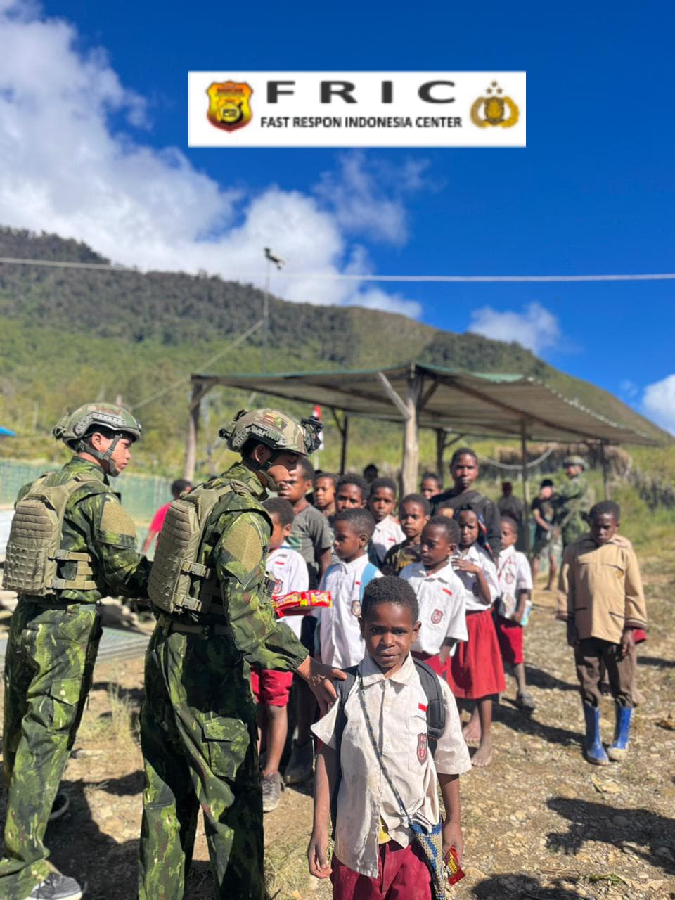 Satgas Yonif 700/WYC Berbagi Keceriaan, Anak-Anak SD Mayuberi Pulang Sekolah Disambut Manis oleh Prajurit TNI   