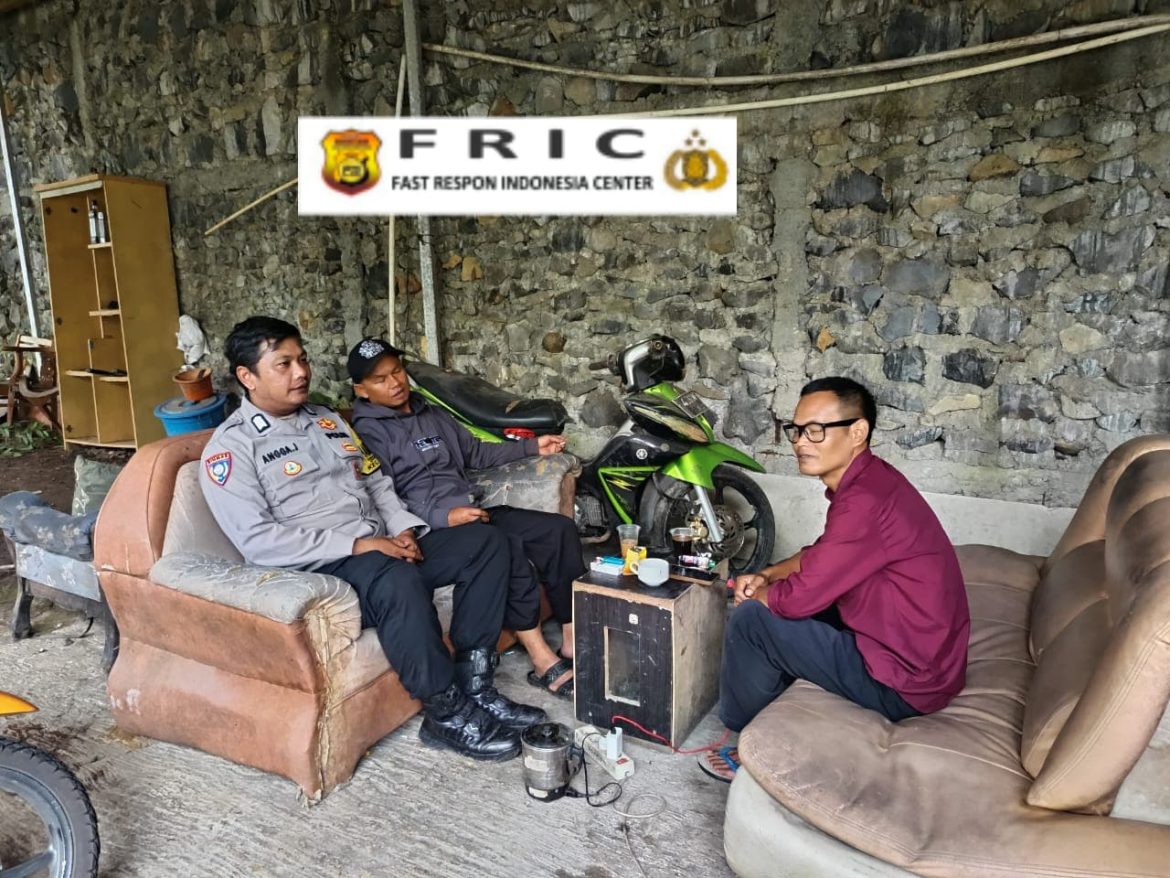 Bhabinkamtibmas Desa Kopo Sambang Warga Sampaikan Himbauan Kamtibmas di Kecamatan Cisarua   