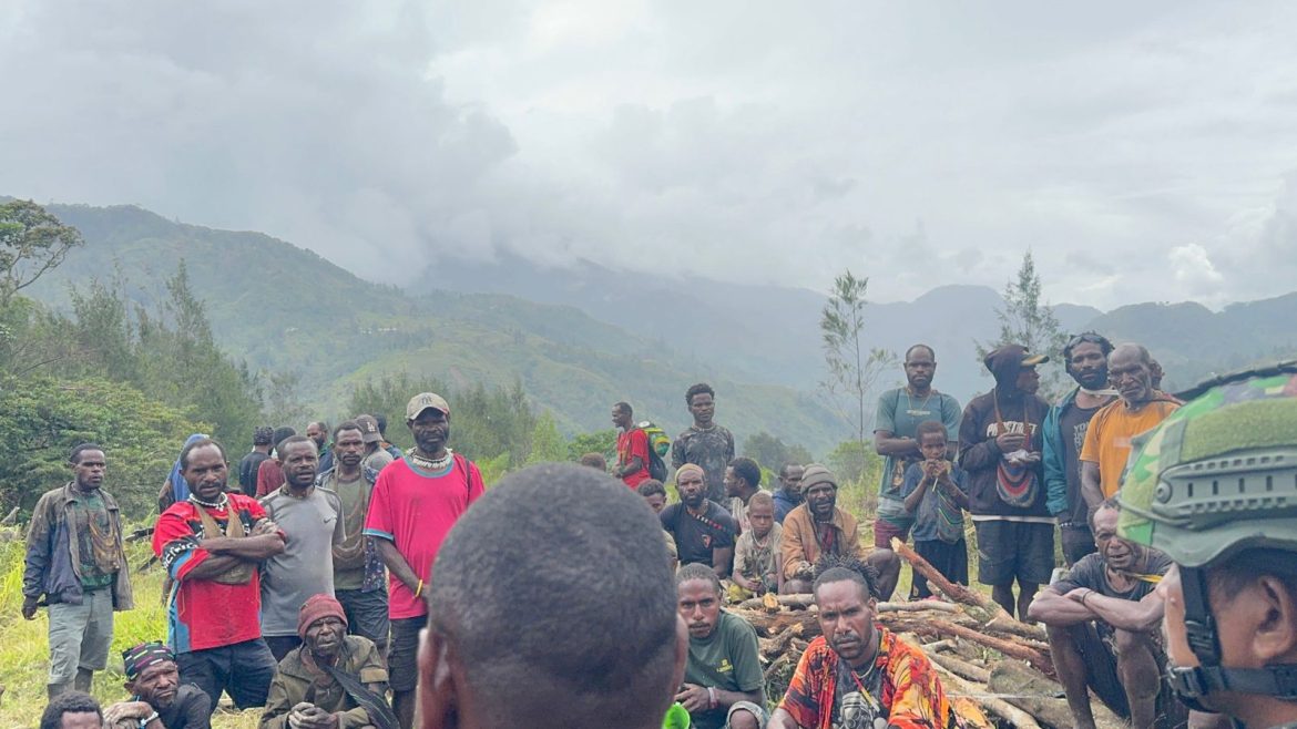 Jaya Sakti Menyatu, Masyarakat Kedua Kampung Antusias Membangun Fasilitas Satgas   