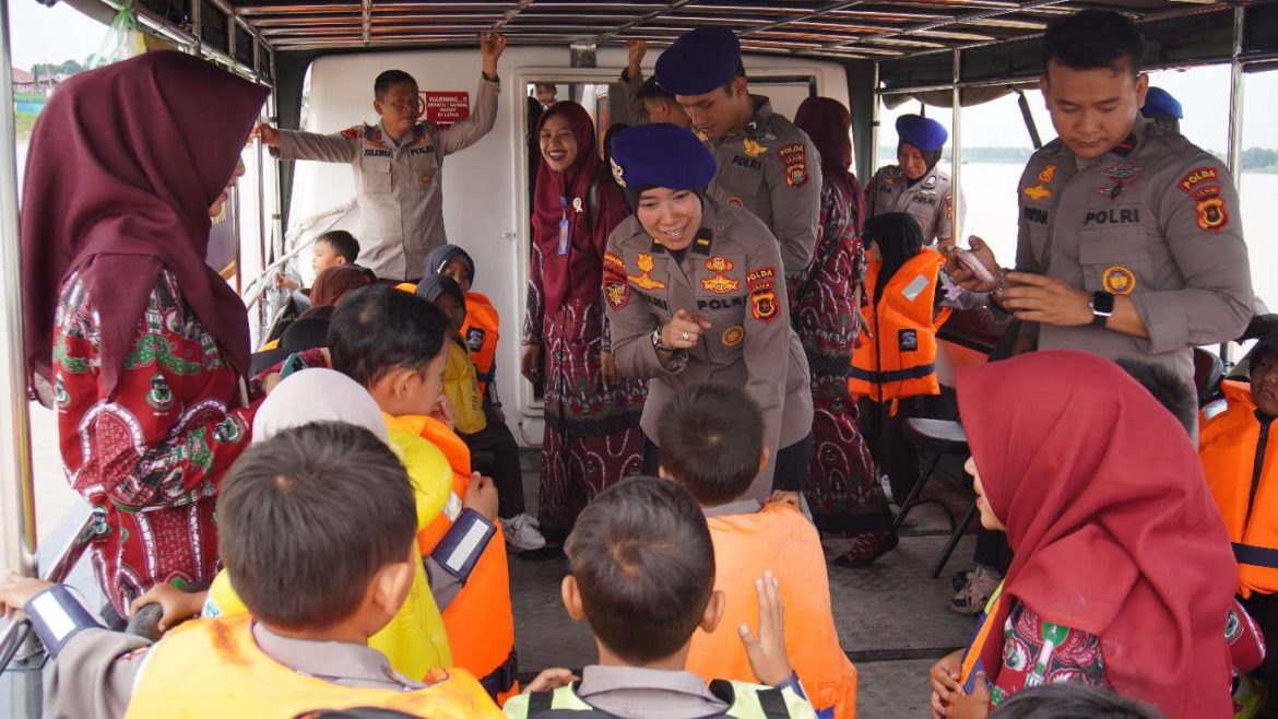 Polwan Ditpolairud Polda Jambi Ajak Anak RA Al-Ikhlas Kenali Dunia Polairud Lewat Program Polisi Sahabat Anak   