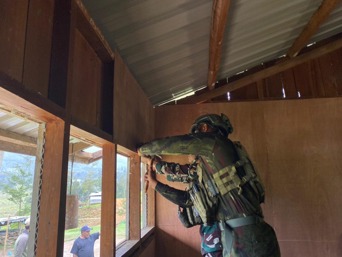 Satgas Yonif 700/WYC Gotong Royong Rehabilitasi Sekolah di Pedalaman Puncak  Semangat Karya Bhakti untuk Masa Depan Generasi Papua   