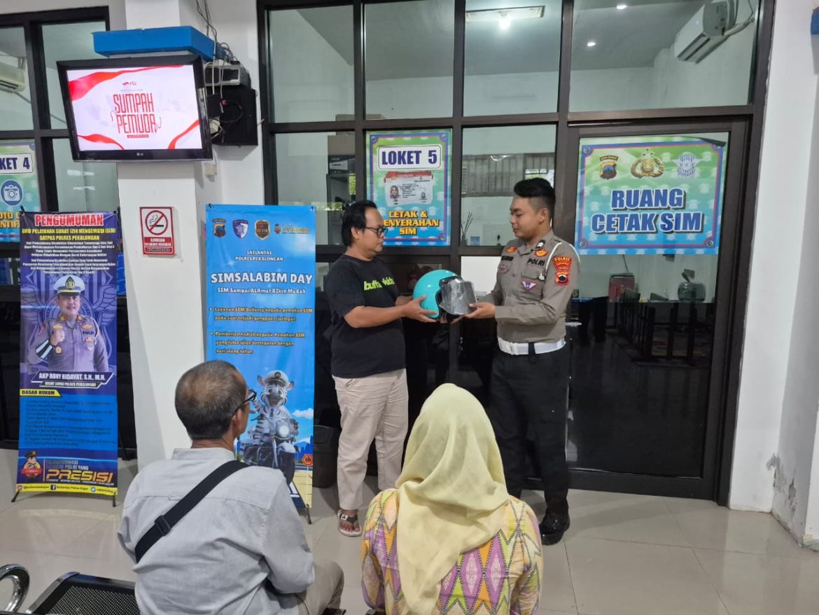 Lulus Ujian SIM di Hari Ulang Tahun, Pemohon SIM di Pekalongan Langsung diberi ‘Hadiah’ Istimewa