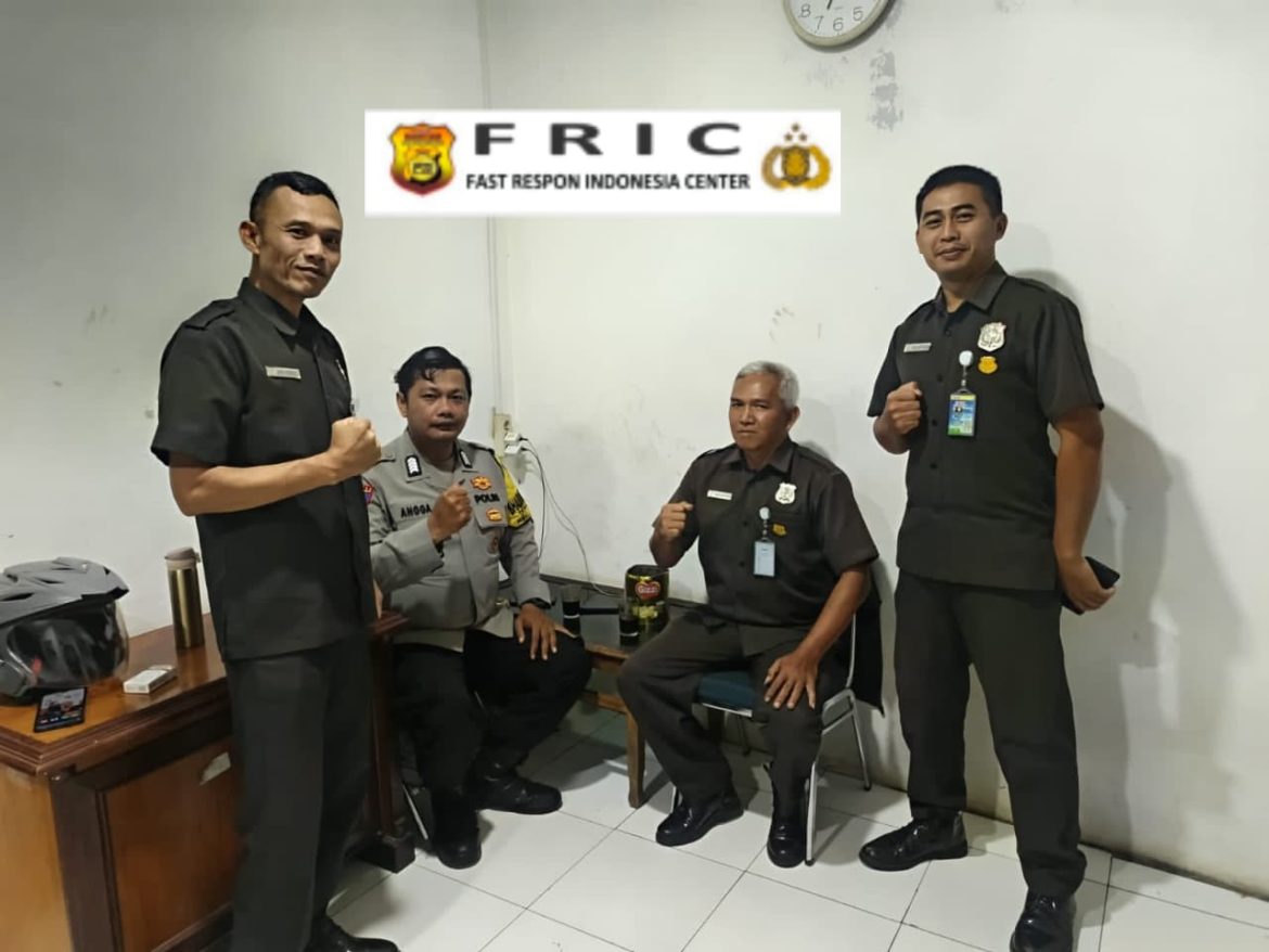 Bhabinkamtibmas Polsek Cisarua Polres Bogor Kontrol Pos Kamling dan Sampaikan Pesan Kamtibmas   