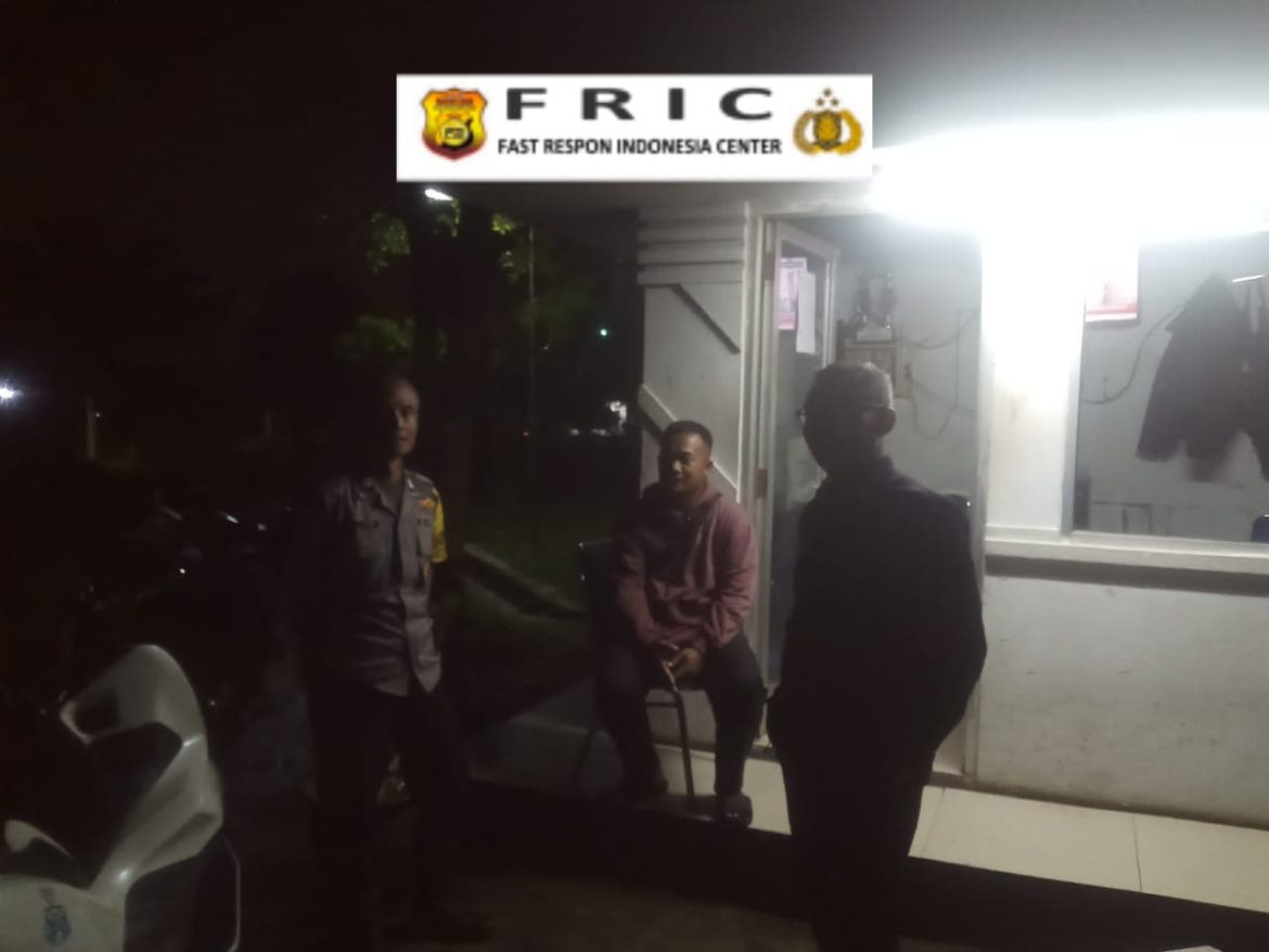 Bhabinkamtibmas Polsek Cisarua Polres Bogor Cek Pos Kamling dan Sampaikan Pesan Kamtibmas   