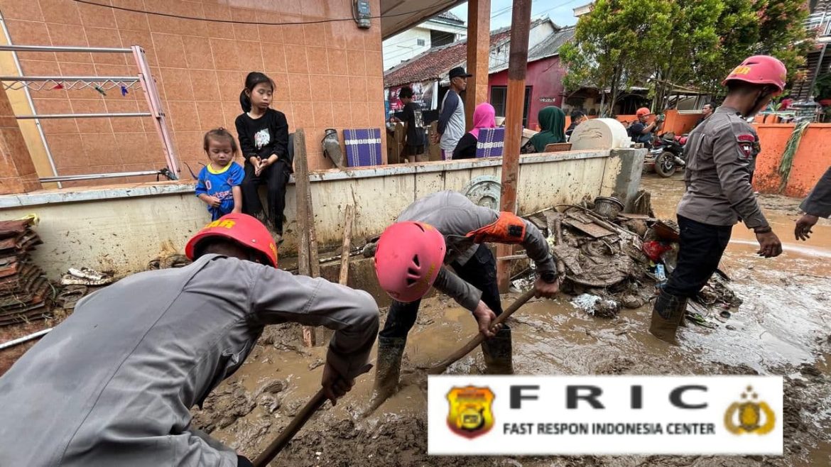 Respon Cepat Tim SAR Sat Brimob Polda Jabar Pasca Banjir Bandang di Kec. Cisolok Kabupaten Sukabumi   