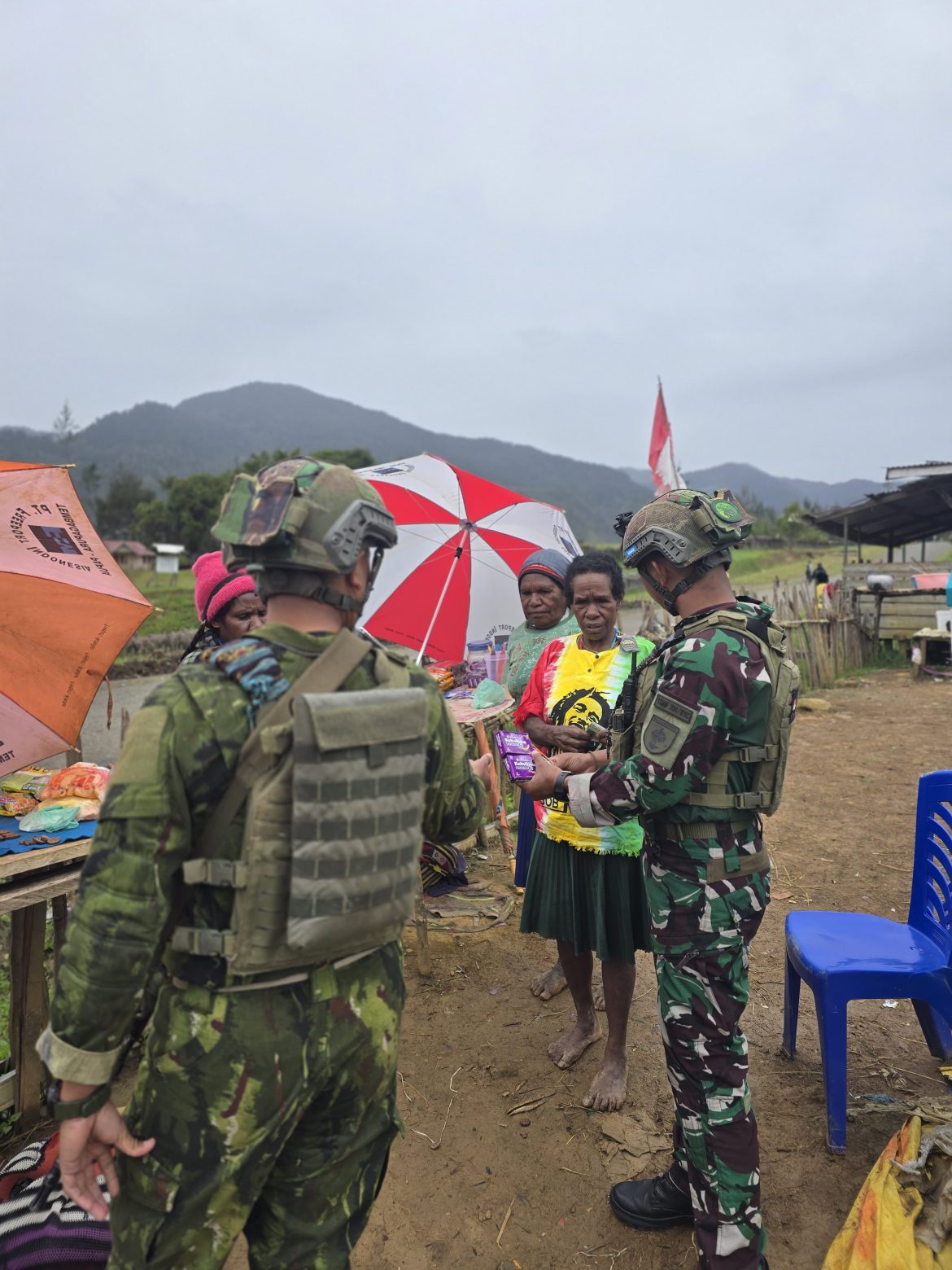 Satgas Yonif 700/WYC Pos Gome Jalankan Binter Terbatas: Beli Dagangan Warga Papua di Kampung Yenggernok   