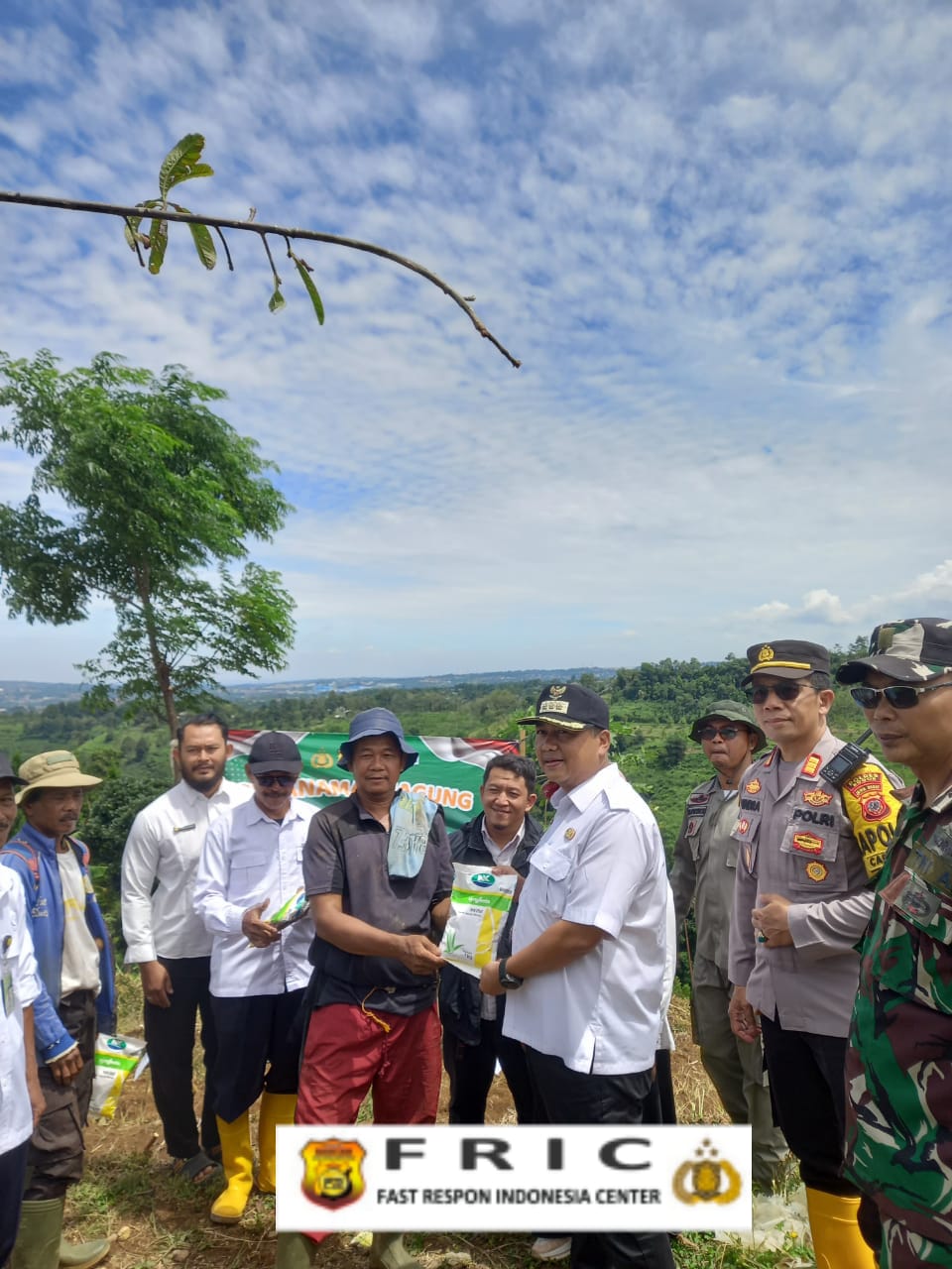 Polsek Caringin Polres Bogor Gencar Lakukan Penanaman Jagung Hybrida Dukung Program Nasional Swasembada Pangan   