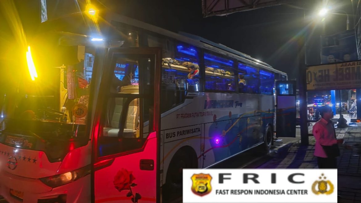 Pengawalan 85 Guru Madrasah Swasta dalam Aksi Demo Percepatan Pengangkatan Penyetaraan Bagi Guru non-PNS.   