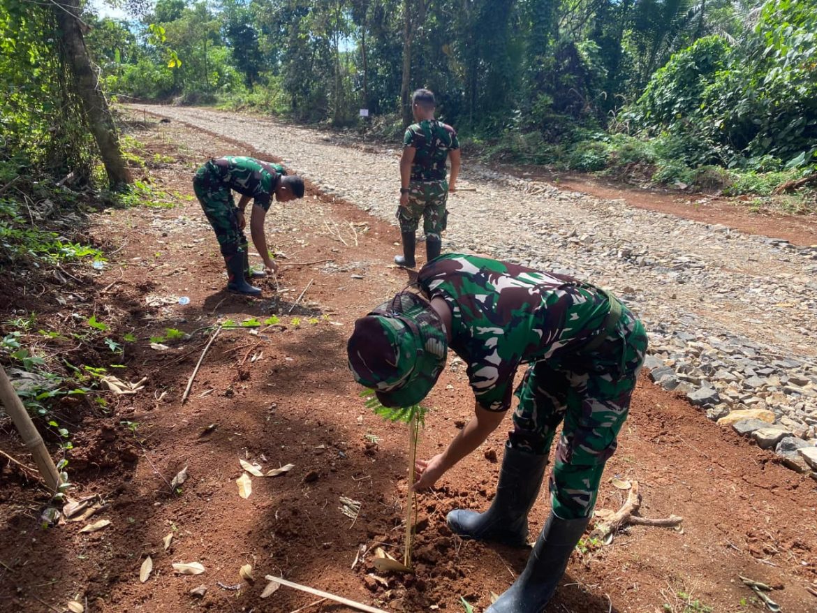 Satgas TMMD ke-126 Laksanakan Penyiraman dan Pematokan Tanda Pohon Sebagai Bentuk Kepedulian Terhadap Kelestarian Lingkungan   