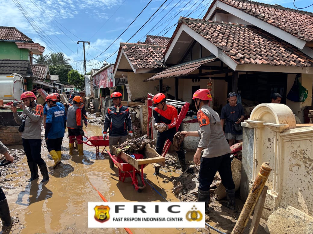 Hari Ke – 3 Tim SAR Satbrimob Polda Jabar Terus Bergerak Laksanakan Recovery Pasca Banjir Bandang Cisolok   
