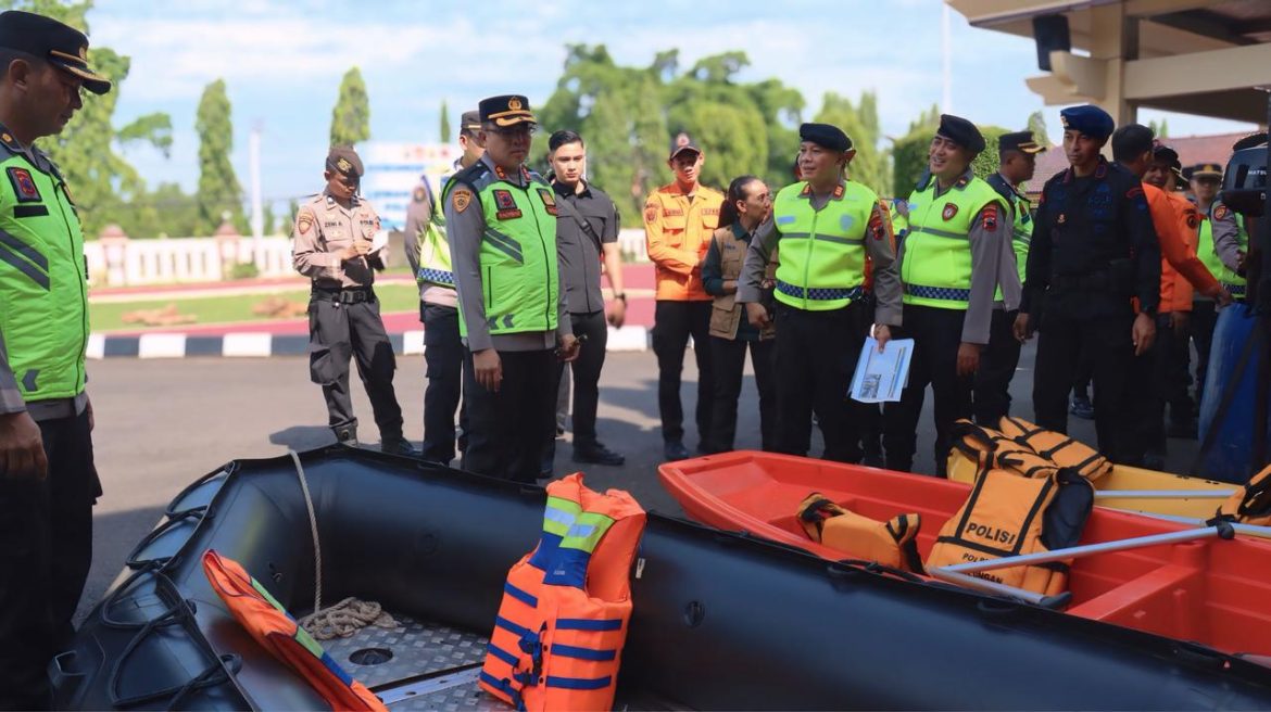 Cek Kesiapan Logistik Bencana, Kapolres Pekalongan Pimpin Asesmen Perlengkapan di Halaman Mapolres