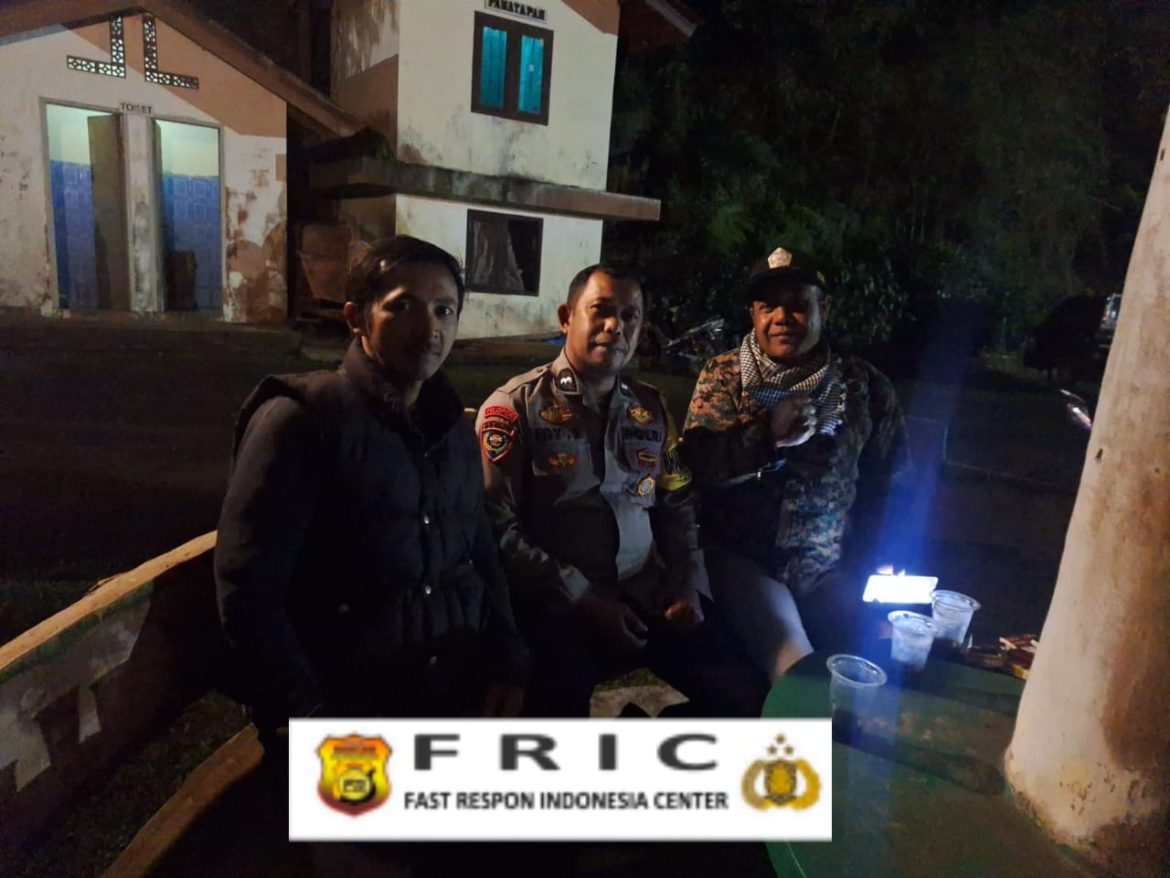 Bhabinkamtibmas Polsek Cisarua Polres Bogor Kontrol Pos Kamling dan Sampaikan Pesan Kamtibmas   