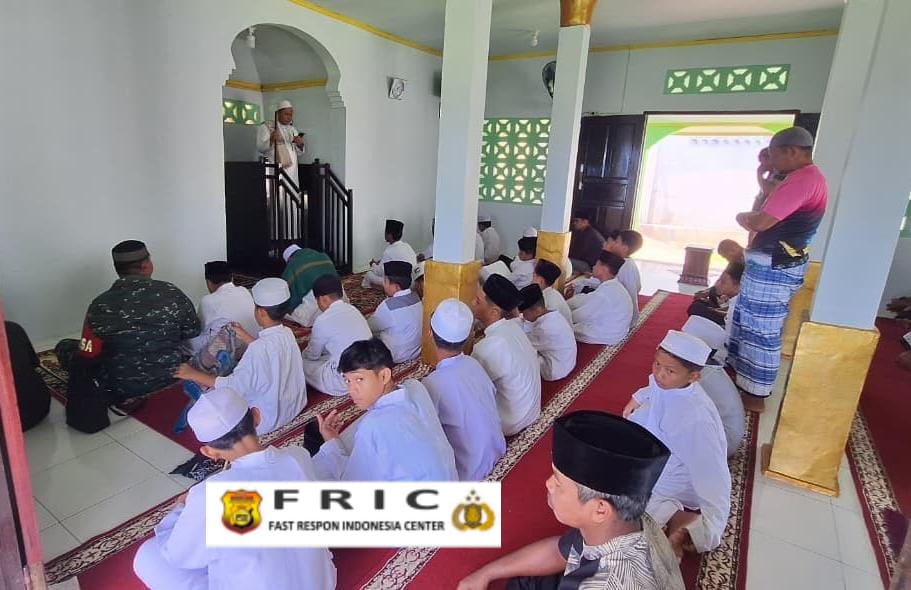 Pererat Silaturahmi, Anggota Posko TMMD 126 Kodim 1504/Ambon Sholat Jumat Bersama   