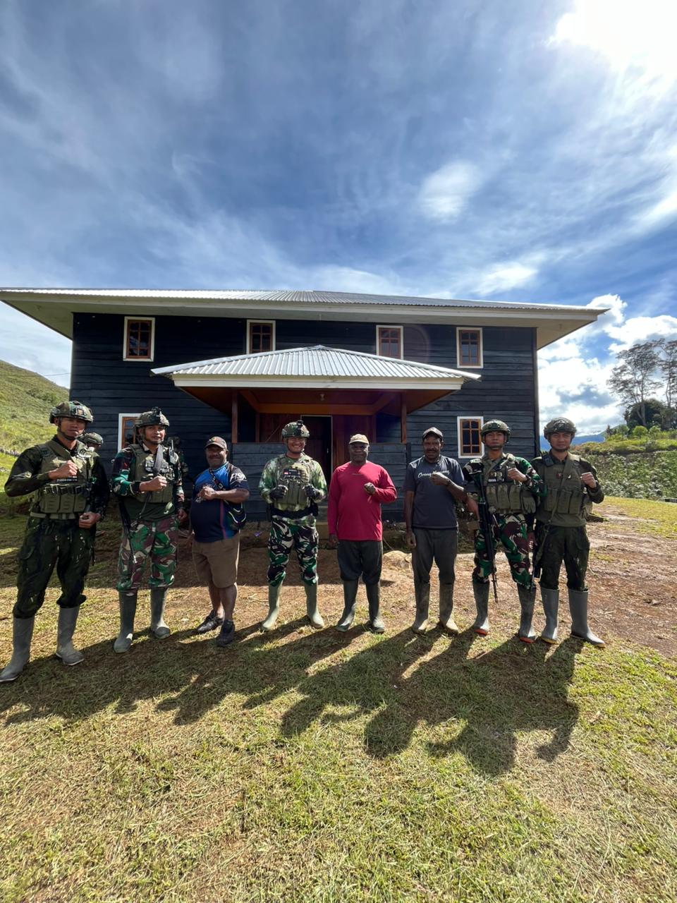 TNI Manunggal Rakyat di Puncak: Satgas Yonif 700/Wyc Bersihkan “Rumah Tuhan” di Nipuralome   