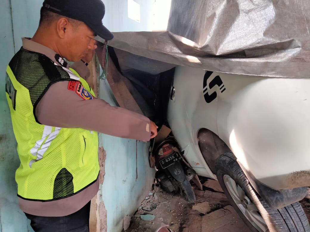 Diduga Microsleep, Avanza Tabrak Bengkel di Kedungwuni, Dua Kendaraan Rusak Bera