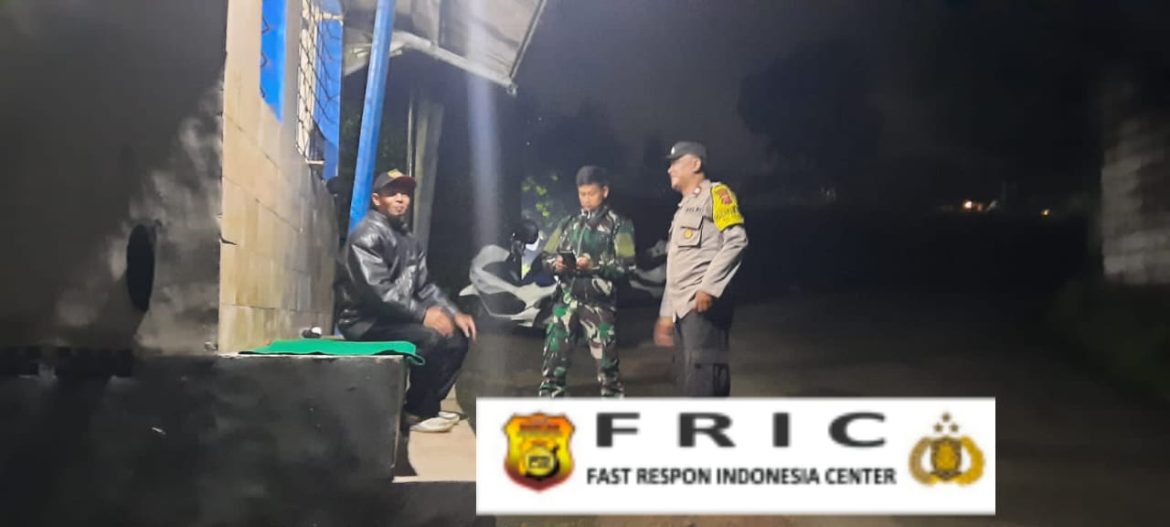 Bhabinkamtibmas Polsek Cisarua Polres Bogor Kontrol Pos Kamling dan Sampaikan Pesan Kamtibmas   