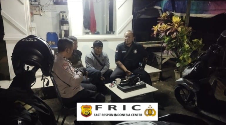 Bhabinkamtibmas Polsek Cisarua Polres Bogor Kontrol Pos Kamling dan Sampaikan Pesan Kamtibmas   