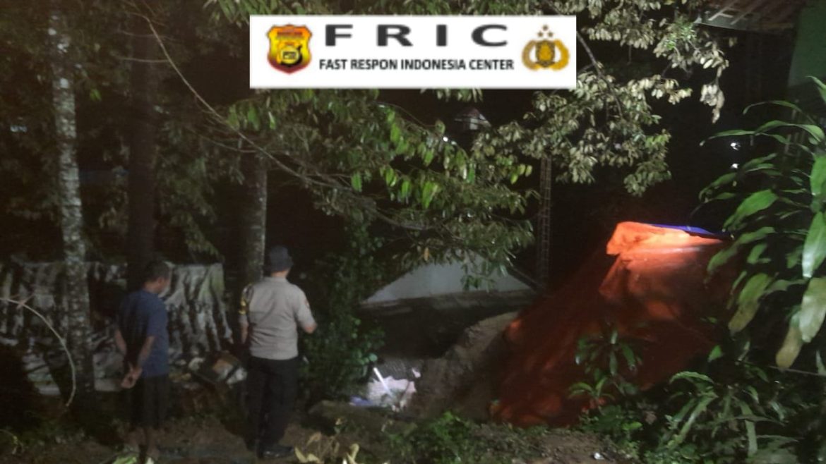 Polisi Datangi TKP Bencana Tanah Longsor di Wilayah Kadupugur