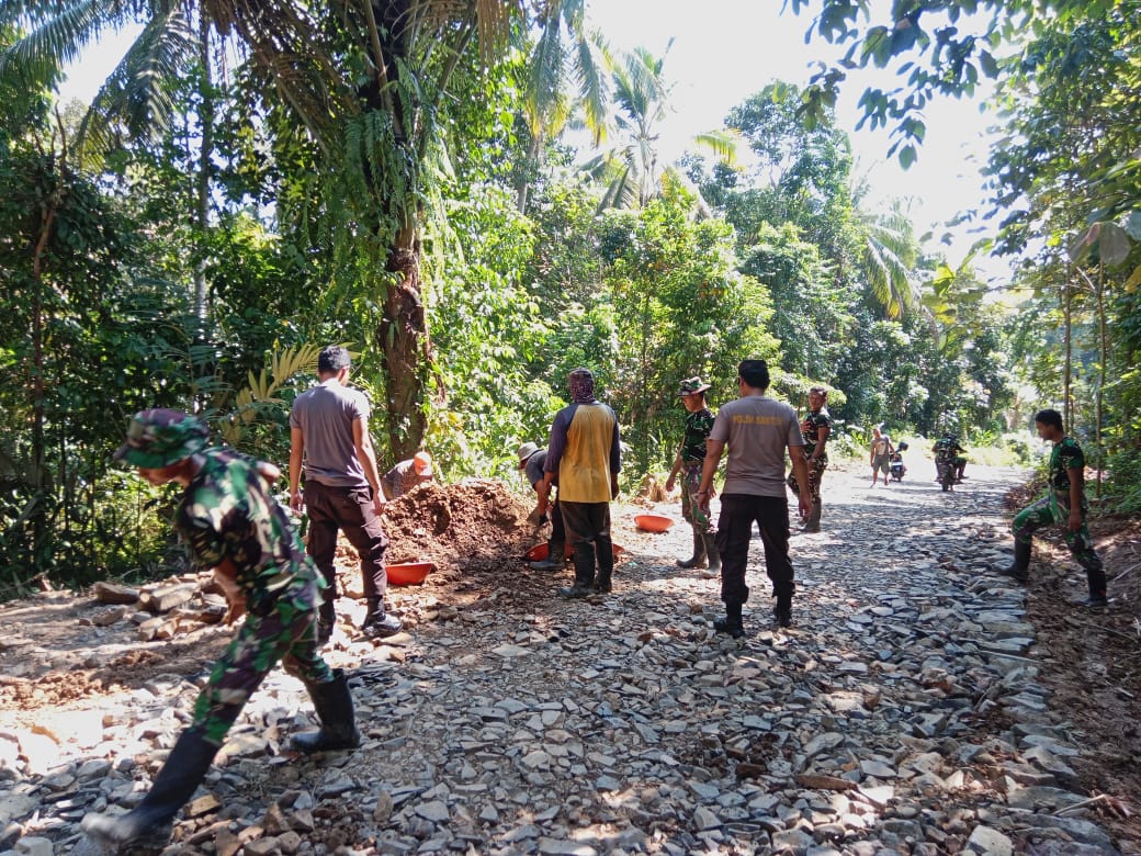 Satgas TMMD ke-126 Lanjutkan Pengerasan Jalan di Desa Cikeuntrung, Progres Capai 98%   