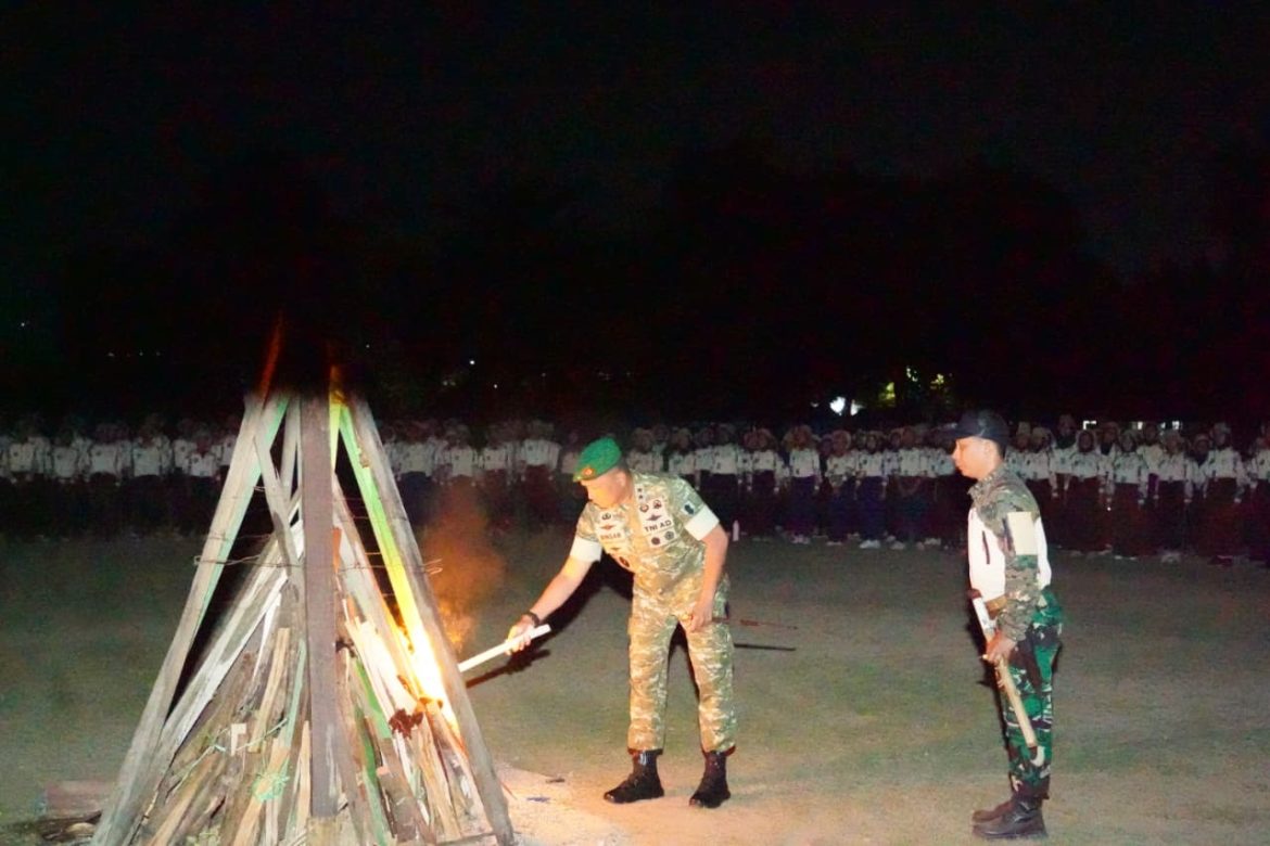 Kobaran Semangat di Malam Api Unggun, Pangdam XXIII/Palaka Wira Bangkitkan Jiwa Bela Negara Kadet Muda   