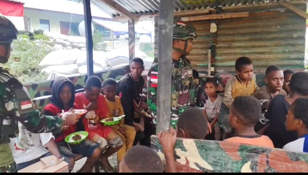 Makan Bergizi Satgas Yonif 521/DY Pos Kurima, Hangatnya Persaudaraan Bersama anak Papua   