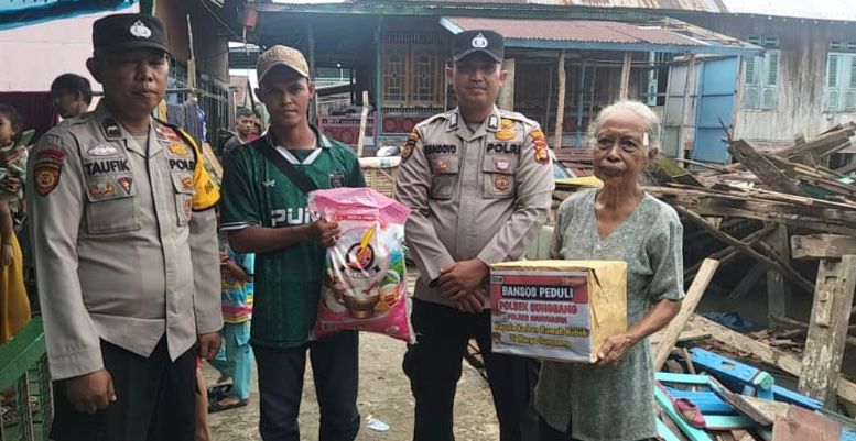 Polsek Sungsang Salurkan Bantuan ke Warga Korban Rumah Roboh Diterjang Angin Kencang