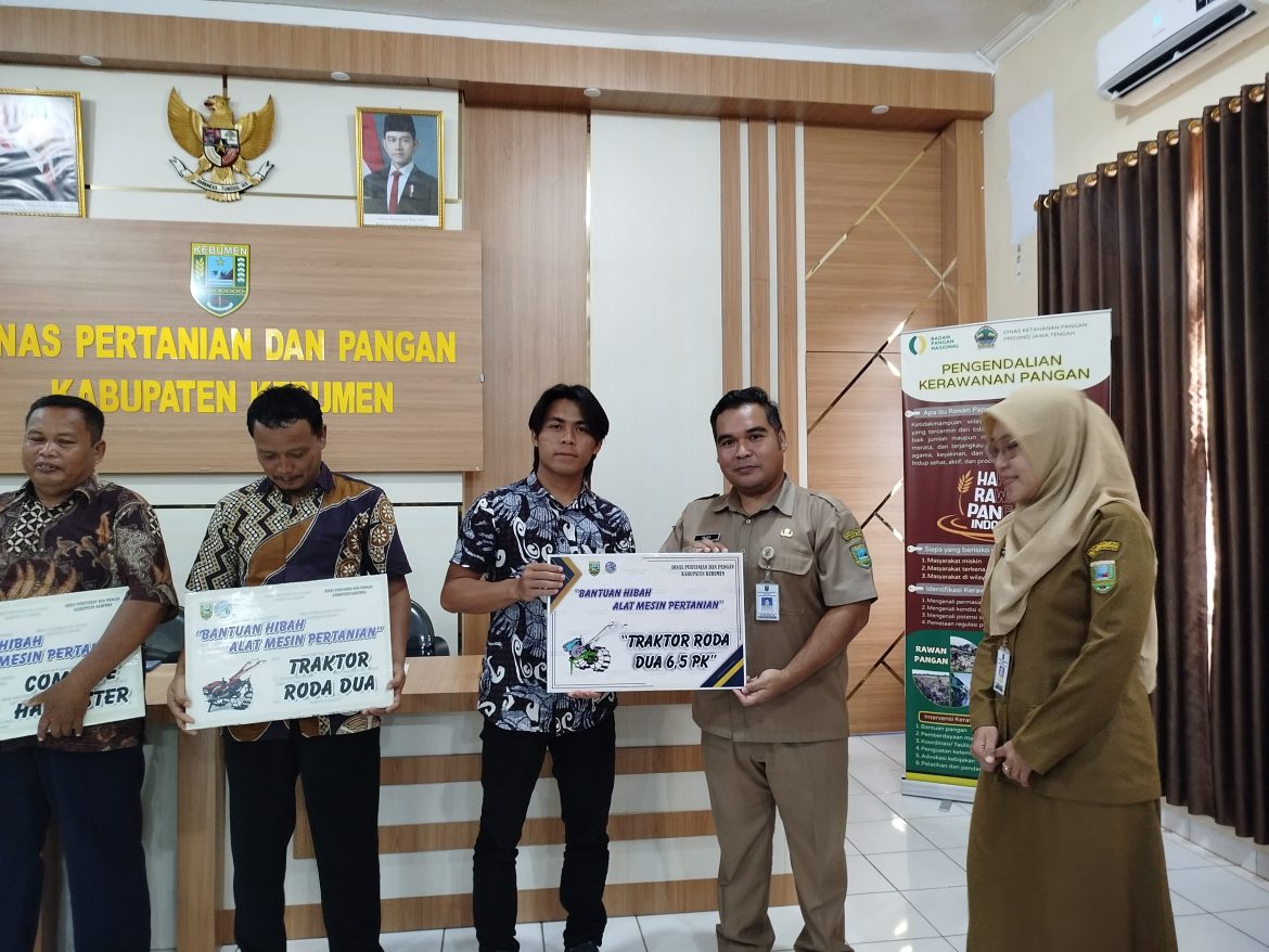Dinas Pertanian Dan Pangan Kabupaten Kebumen Salurkan Alsintan Kepada Petani