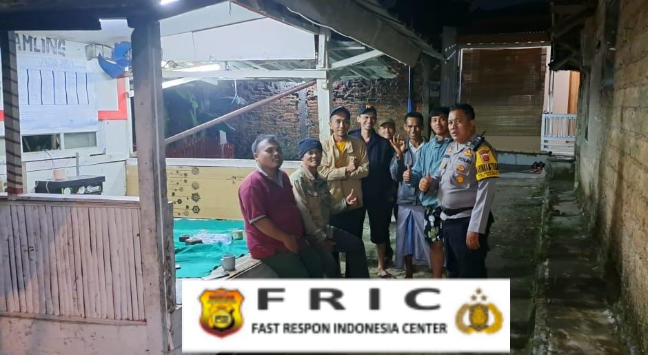 Bhabinkamtibmas Polsek Ciampea laksanakan kontrol petugas ronda malam, sampaikan pesan kamtibmas   