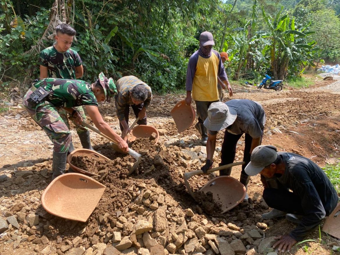 Satgas TMMD ke-126 Kodim 0601/Pandeglang Rampungkan Pengerasan Jalan di Desa Cikeuntrung dengan Progres 100%   