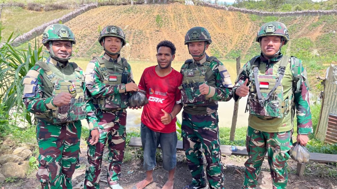 Hangatkan Kebersamaan Satgas Yonif 521/DY Anjangsana ke Tokoh Pemuda Napua di Wamena, Jayawijaya   