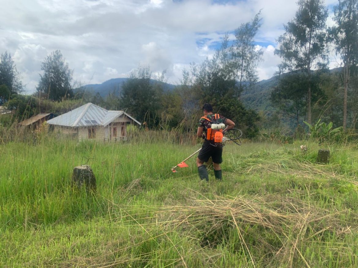 Jaya Sakti Peduli, Personil TK Pogapa Membantu Bersihkan Pekarangan Rumah Warga   