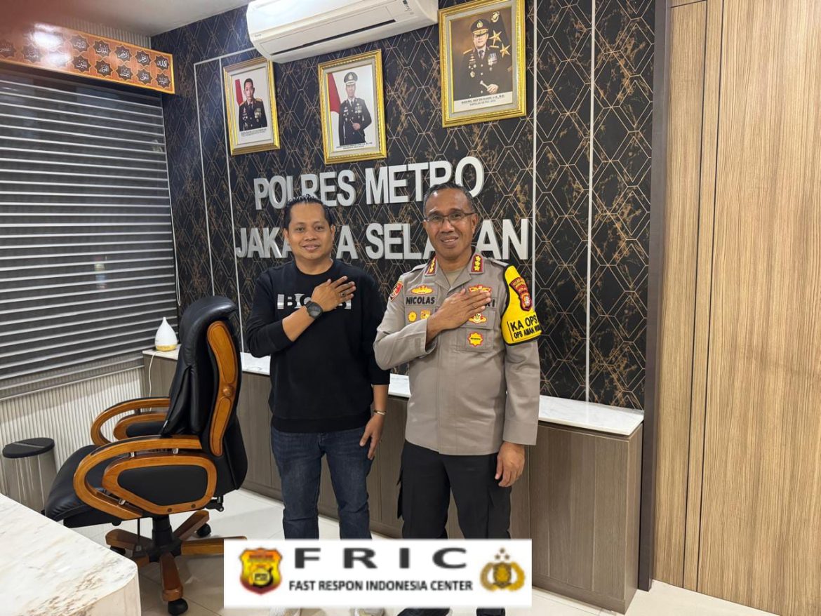 Moment kunjungan silaturahmi ketum FRIC H. Dian Surahman ke polres Jakarta Selatan dalam rangka jelajah kemitraan dengan polri.   