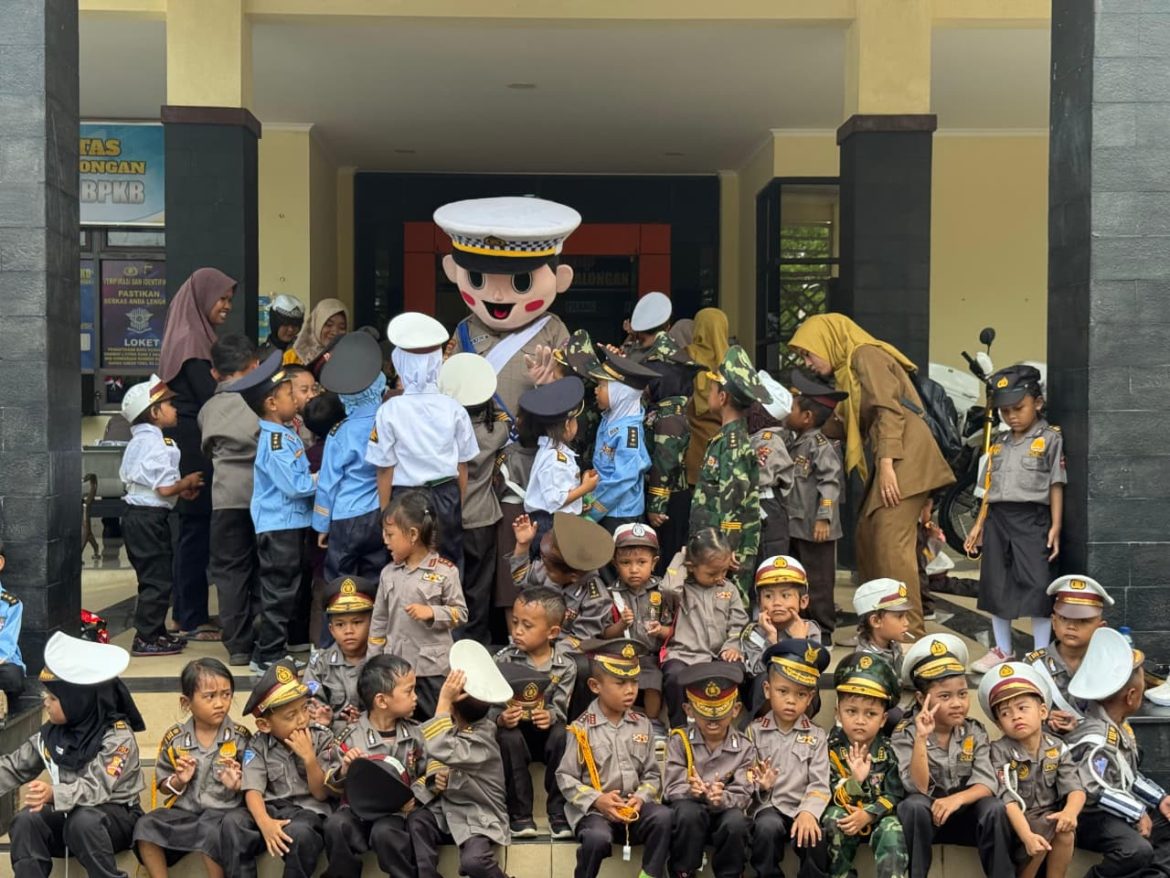 Penuh Canda Tawa, Satlantas Polres Pekalongan Ajak Anak TK Melati Main Sambil Belajar Tertib Lalu Lintas