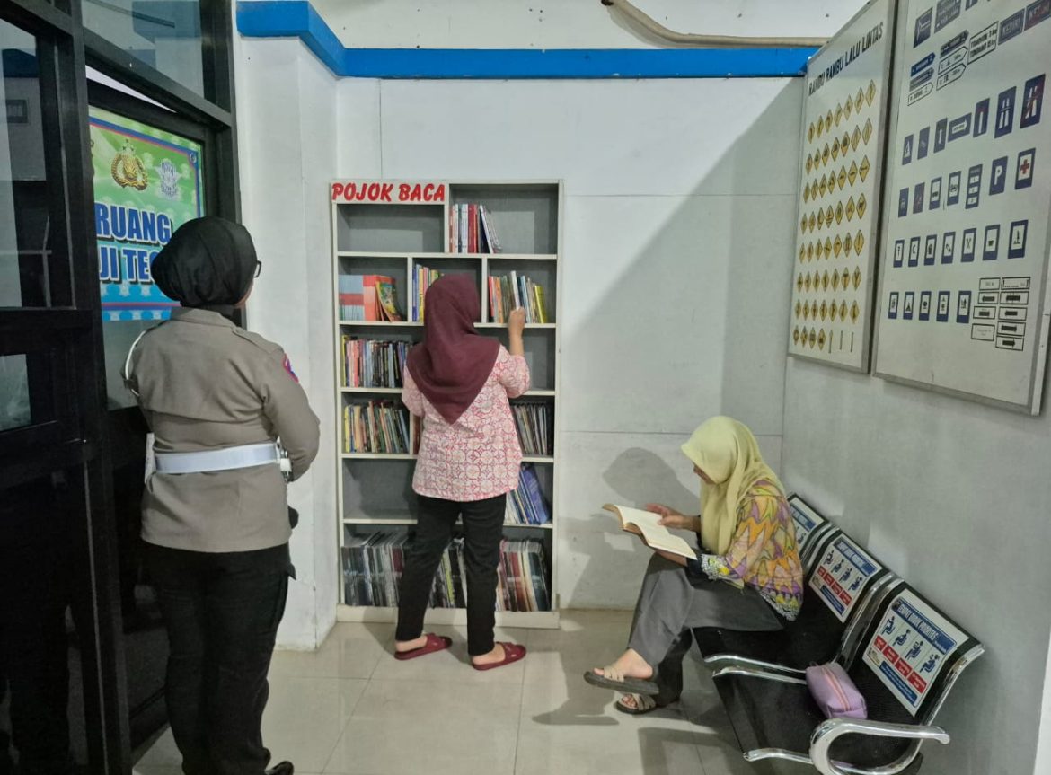 Hilangkan Bosan! Satlantas Polres Pekalongan Sediakan ‘Pojok Baca’ di Ruang Tunggu SIM